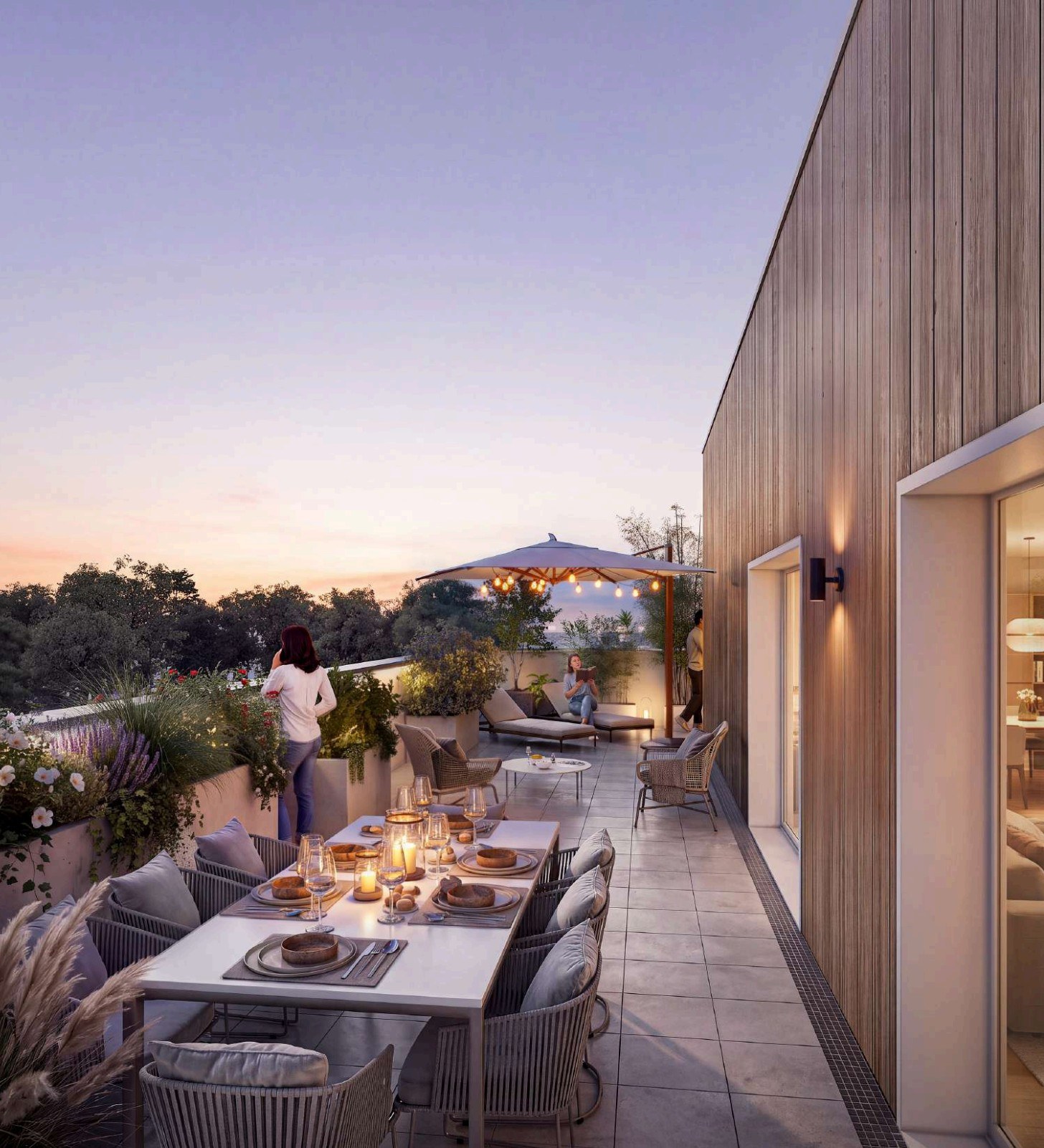 Terrasse en attique dressée pour un dîner au coucher du soleil